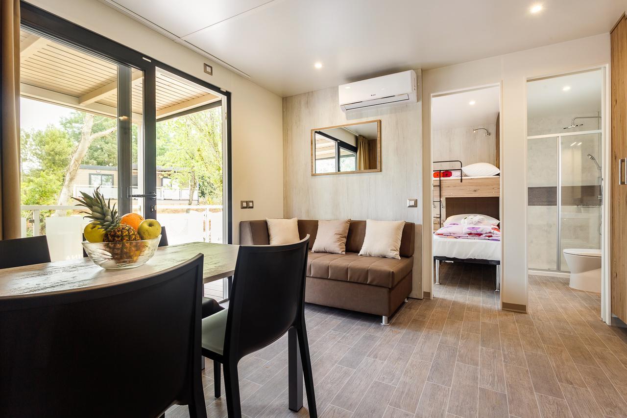 Mobile Homes Camping Santa Marina, Lanterna Tar-Vabriga Luaran gambar Interior of a mobile home