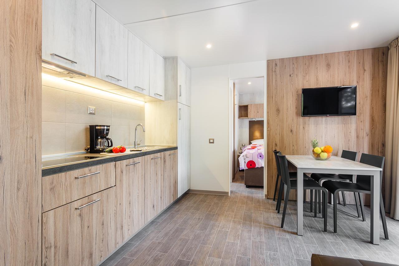 Mobile Homes Camping Santa Marina, Lanterna Tar-Vabriga Luaran gambar A typical apartment at the complex