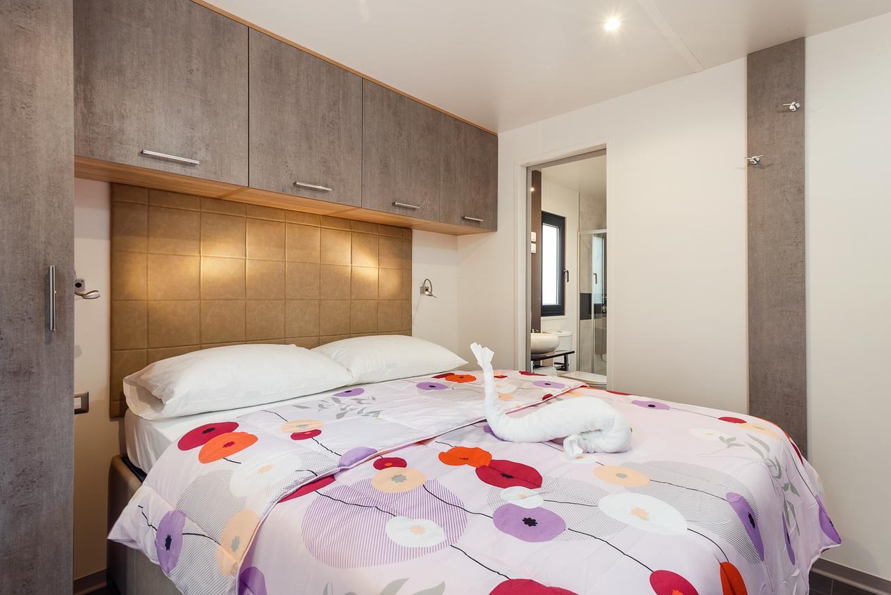 Mobile Homes Camping Santa Marina, Lanterna Tar-Vabriga Luaran gambar A bedroom in a static