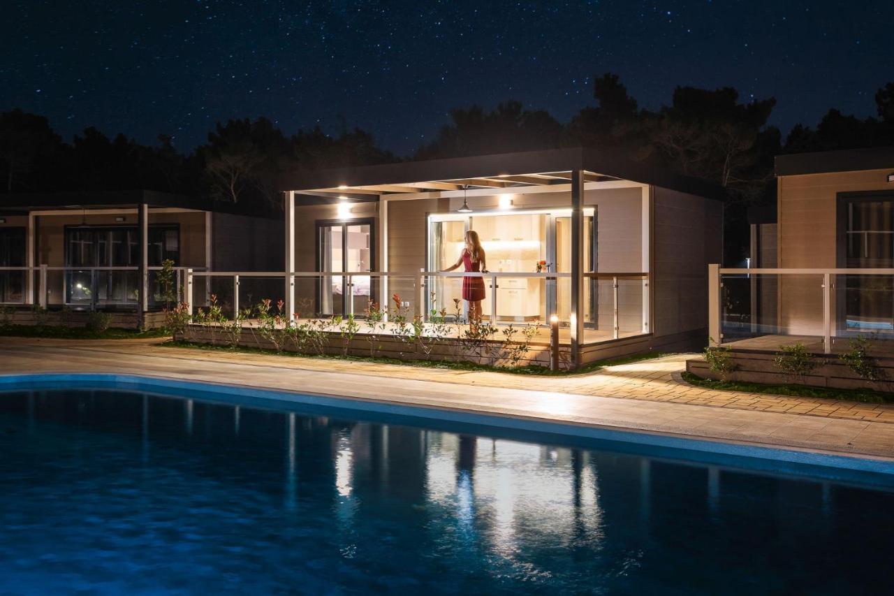 Mobile Homes Camping Santa Marina, Lanterna Tar-Vabriga Luaran gambar A mobile home at night