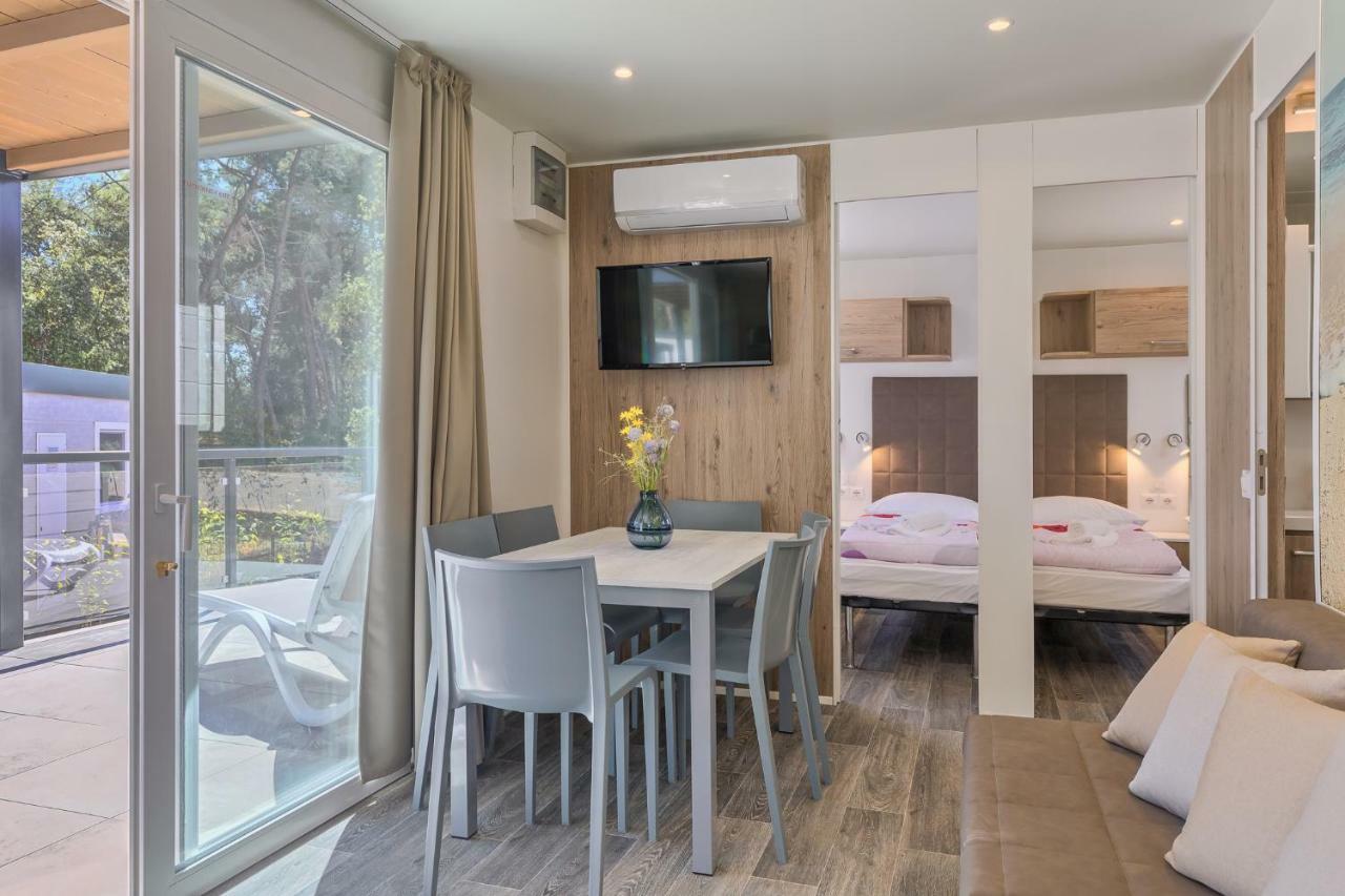 Mobile Homes Camping Santa Marina, Lanterna Tar-Vabriga Luaran gambar Interior of a mobile home