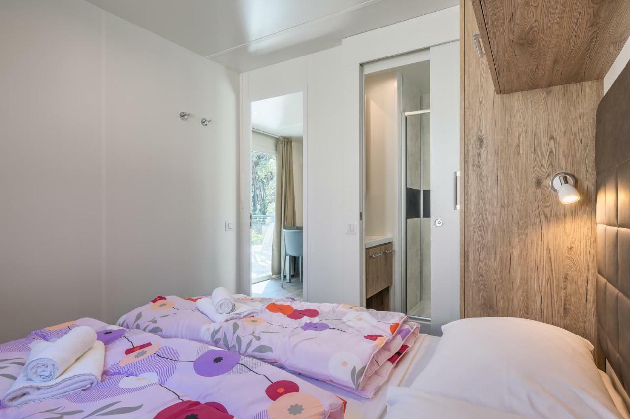 Mobile Homes Camping Santa Marina, Lanterna Tar-Vabriga Luaran gambar A bedroom in a mobile home