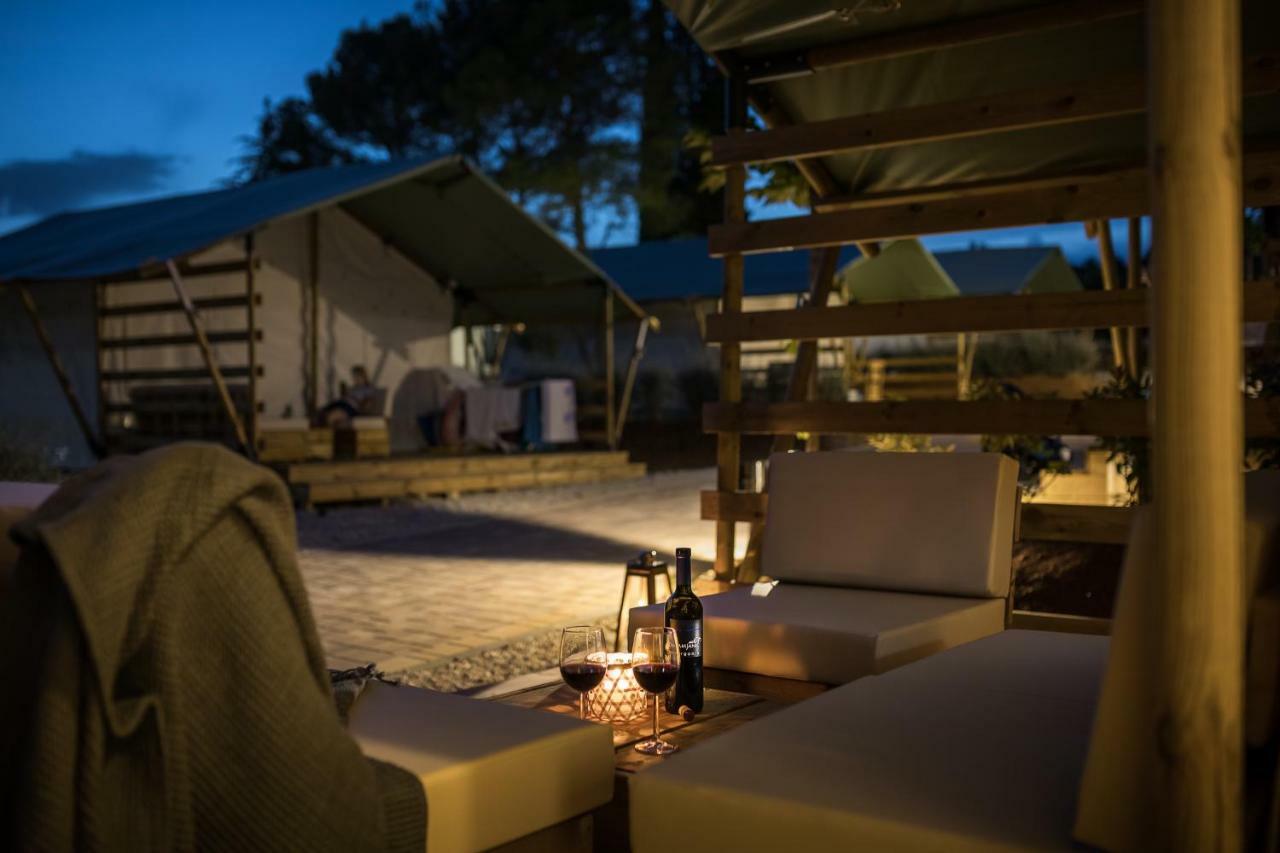 Mobile Homes Camping Santa Marina, Lanterna Tar-Vabriga Luaran gambar The resort at night