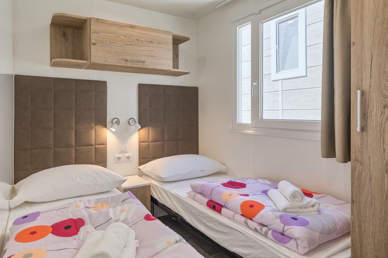Mobile Homes Camping Santa Marina, Lanterna Tar-Vabriga Luaran gambar A bedroom in a mobile home