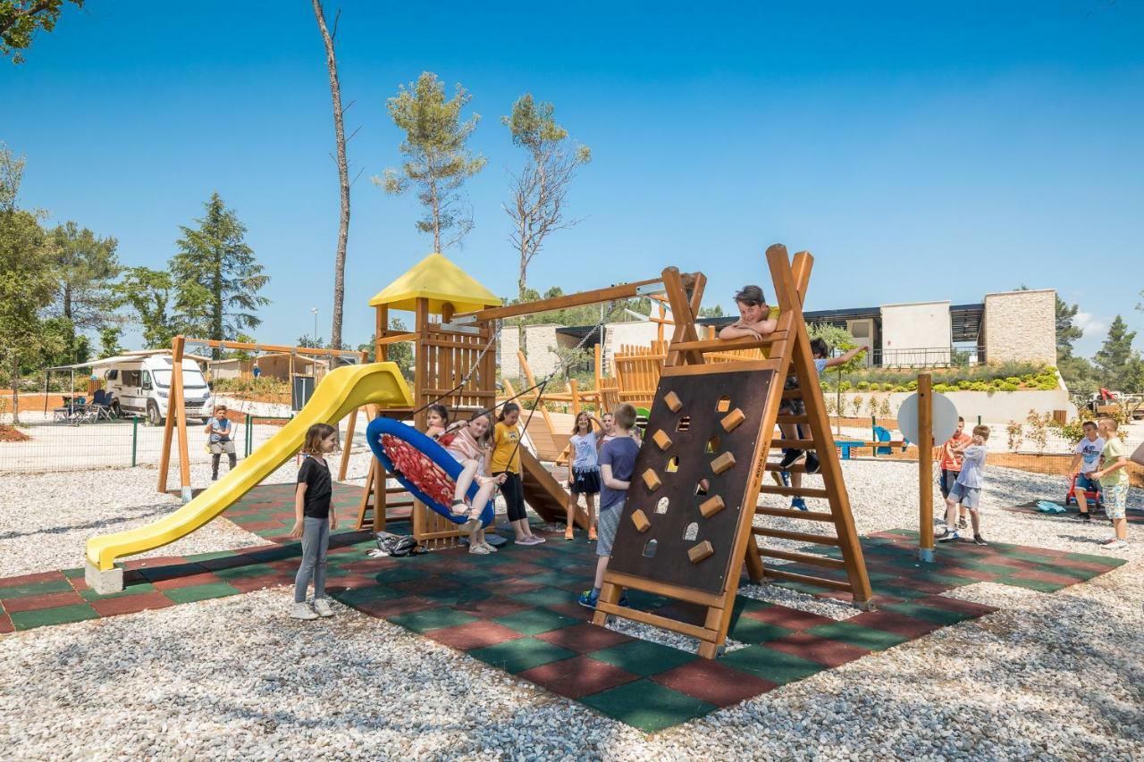 Mobile Homes Camping Santa Marina, Lanterna Tar-Vabriga Luaran gambar Playground at the resort