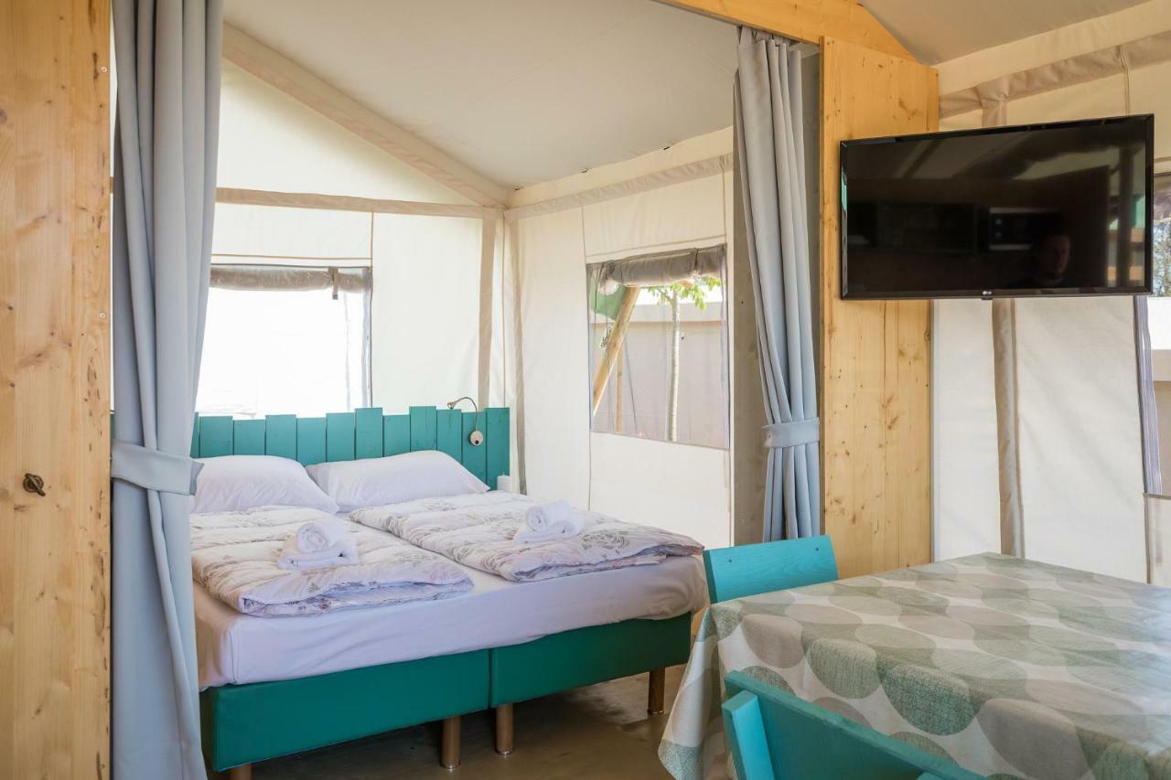 Mobile Homes Camping Santa Marina, Lanterna Tar-Vabriga Luaran gambar Interior of a Safari Lodge