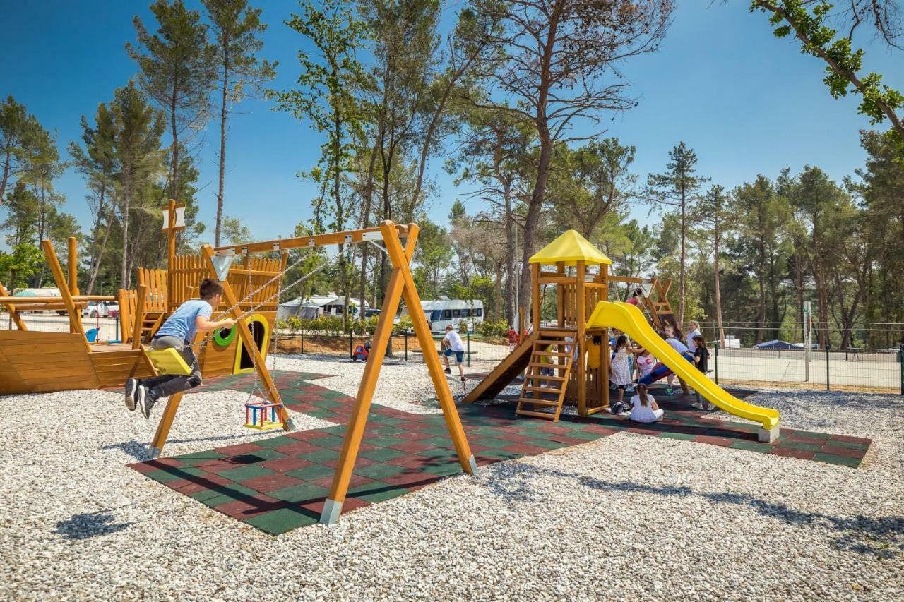 Mobile Homes Camping Santa Marina, Lanterna Tar-Vabriga Luaran gambar Playground in Spain