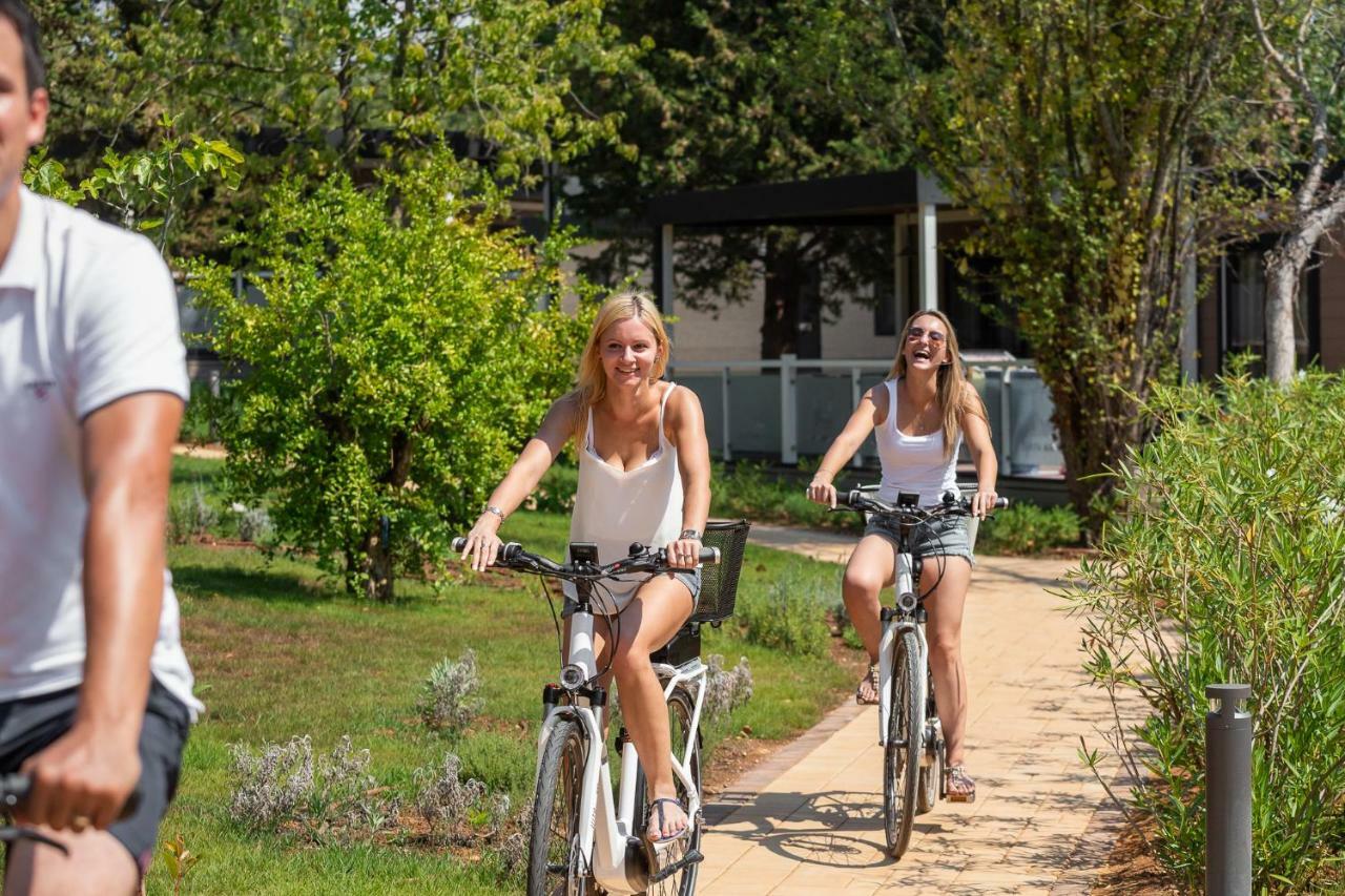 Mobile Homes Camping Santa Marina, Lanterna Tar-Vabriga Luaran gambar Cycling in the park
