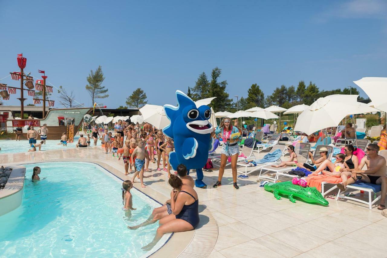 Mobile Homes Camping Santa Marina, Lanterna Tar-Vabriga Luaran gambar The swimming pool at the campsite